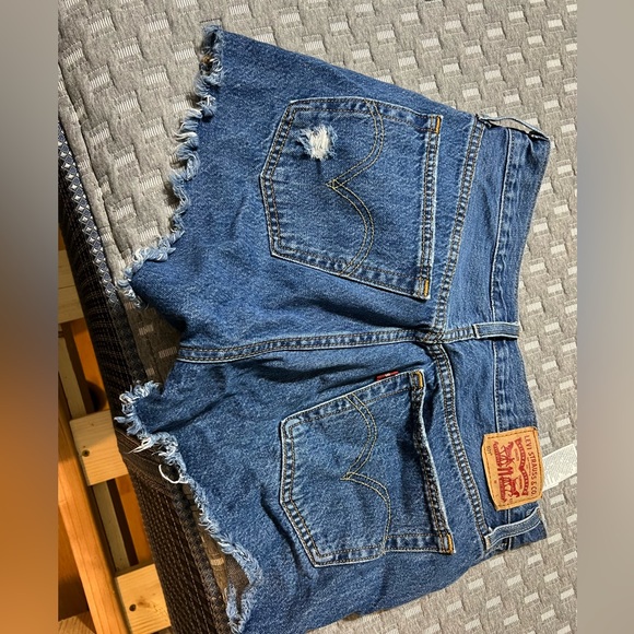 Levi’s 501 shorts distressed. Size 27 - Picture 2 of 2